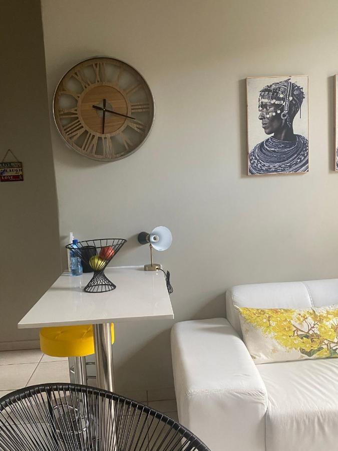 Lovely Rosebank 1-Bedroom Condo With Pool & Cinema Johannesburg Exterior foto