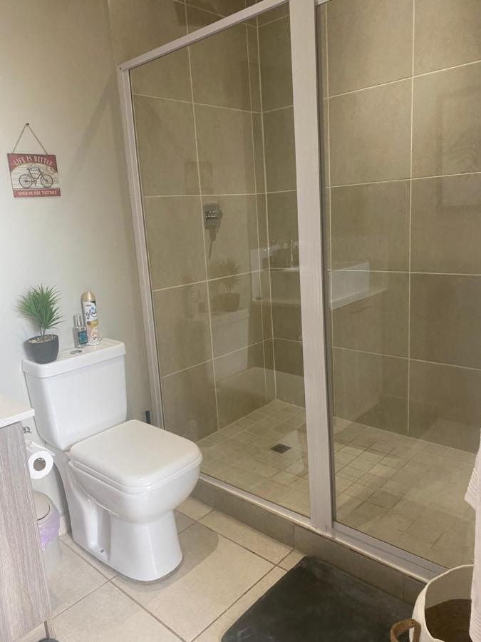 Lovely Rosebank 1-Bedroom Condo With Pool & Cinema Johannesburg Exterior foto