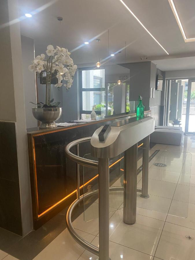 Lovely Rosebank 1-Bedroom Condo With Pool & Cinema Johannesburg Exterior foto