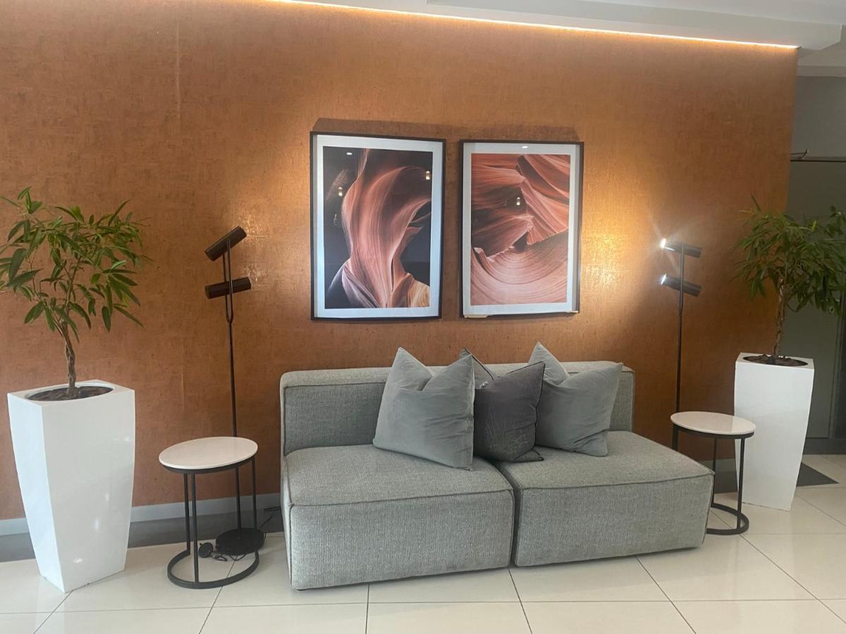 Lovely Rosebank 1-Bedroom Condo With Pool & Cinema Johannesburg Exterior foto