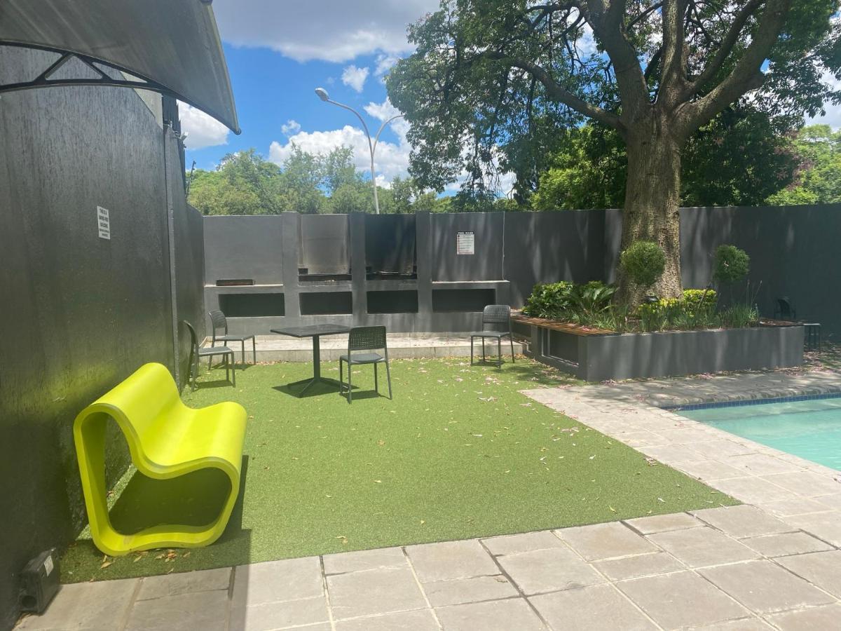 Lovely Rosebank 1-Bedroom Condo With Pool & Cinema Johannesburg Exterior foto