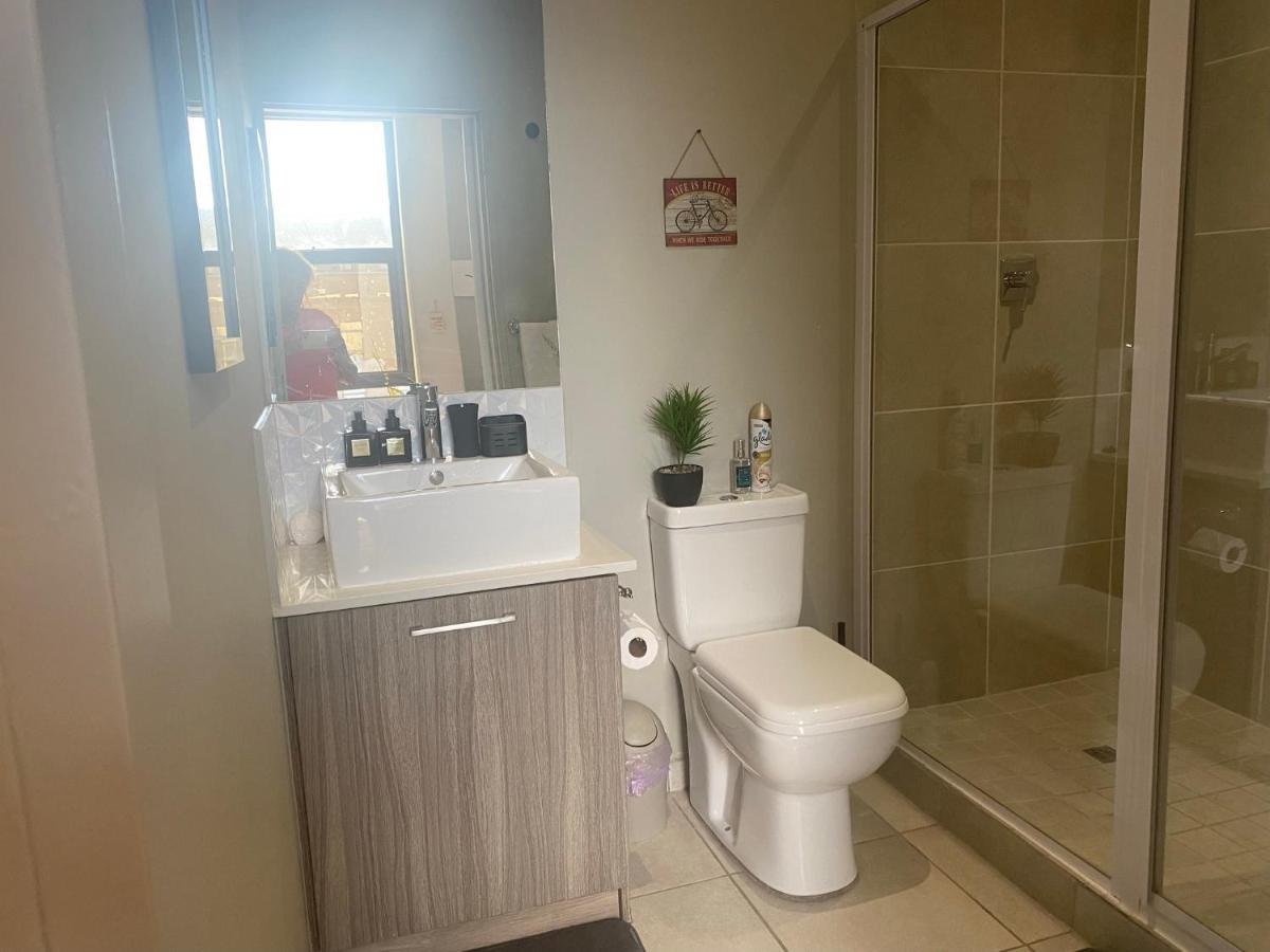 Lovely Rosebank 1-Bedroom Condo With Pool & Cinema Johannesburg Exterior foto