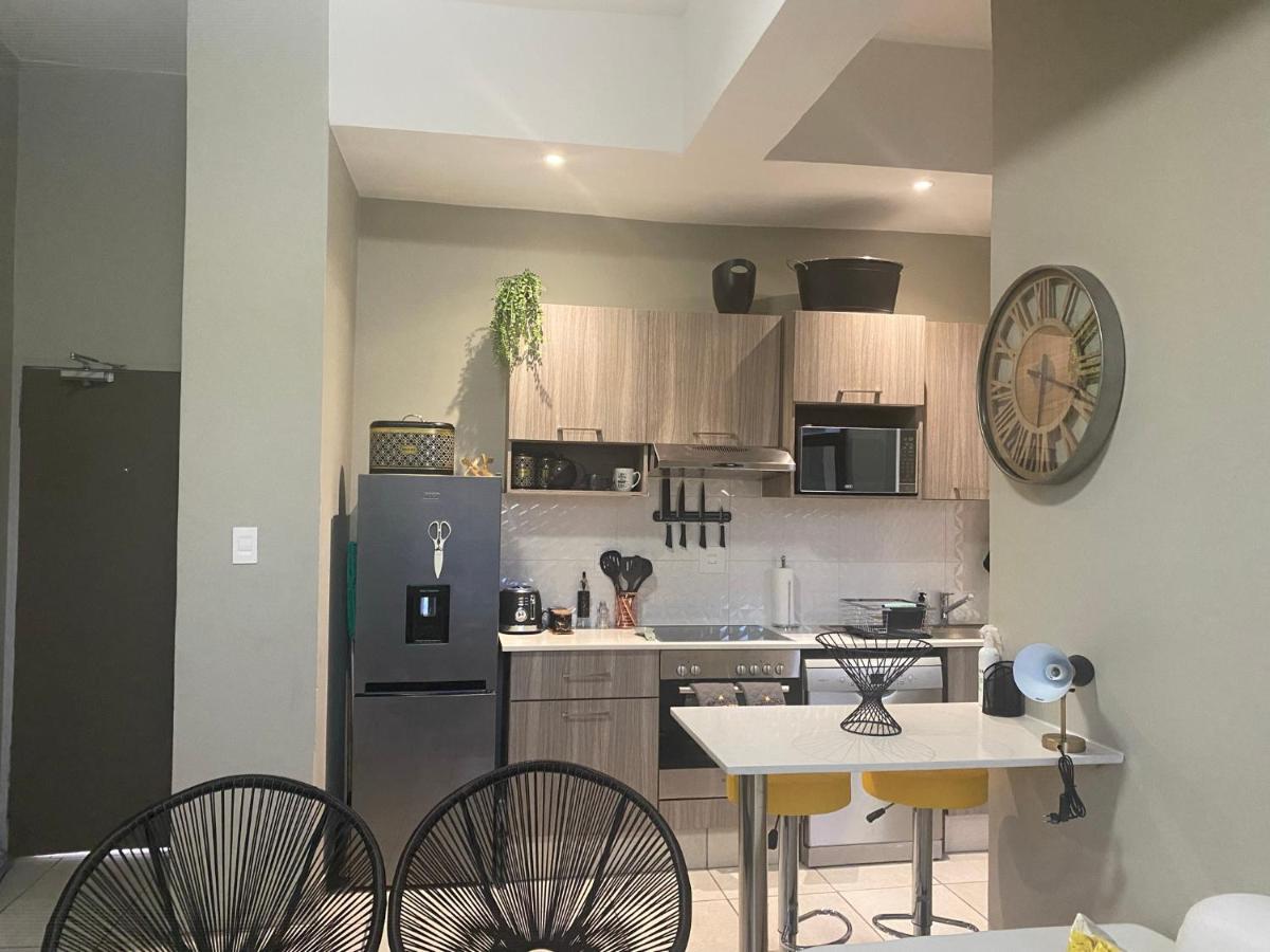 Lovely Rosebank 1-Bedroom Condo With Pool & Cinema Johannesburg Exterior foto
